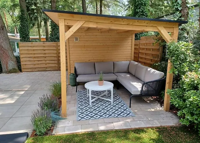Boshuis Met Grote Tuin I Vakantiepark Met Zwembad