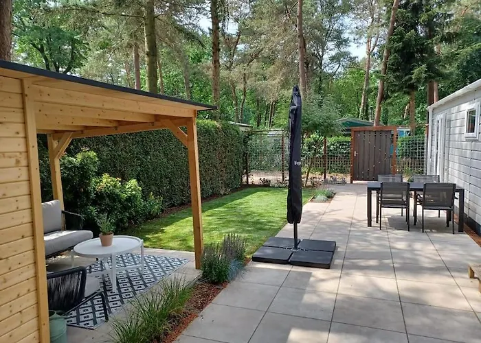 Boshuis Met Grote Tuin I Vakantiepark Met Zwembad